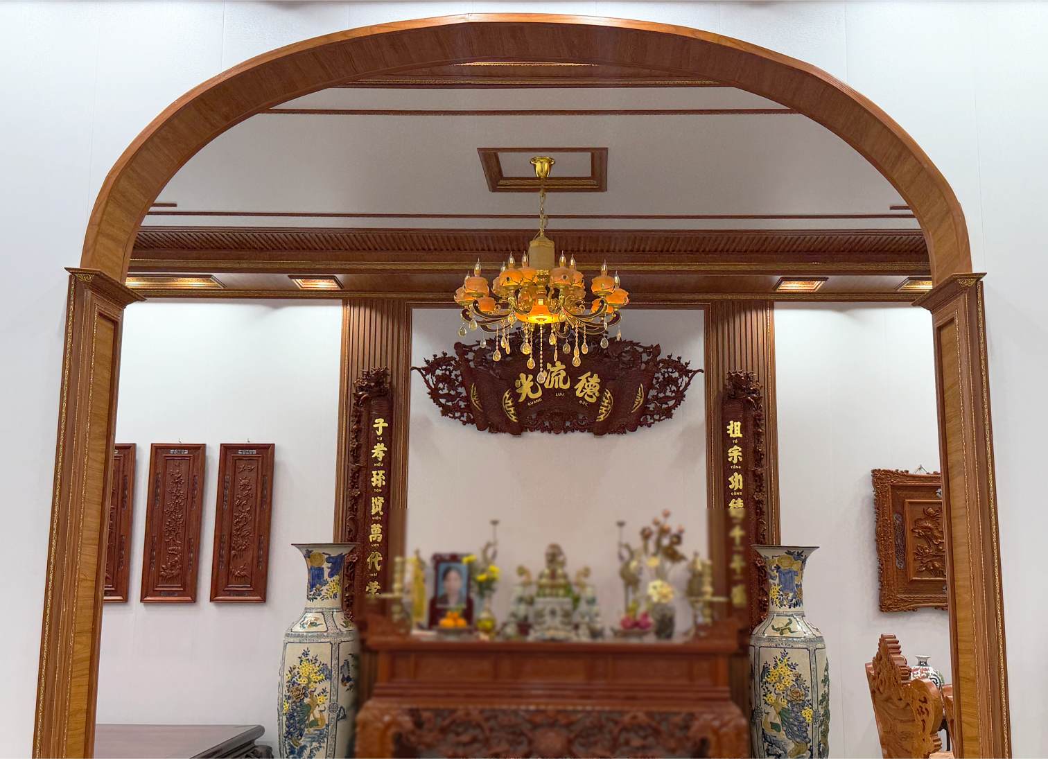 Cua-Vom-thi-cong-tran-tuong-nhua-phong-tho